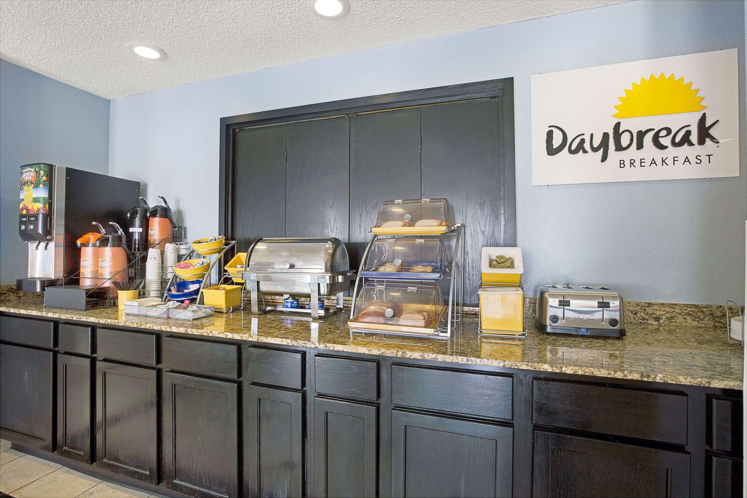 Days Inn By Wyndham Dallas Garland West Exteriör bild